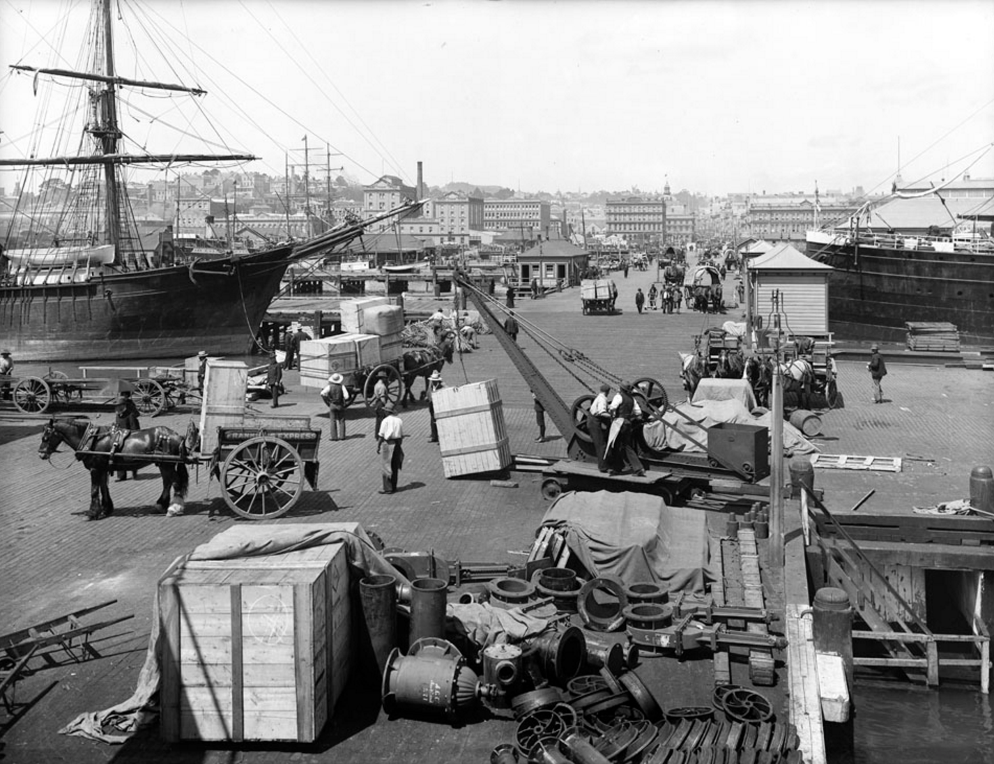Looking south towards Queen Street along Queen Street Wharf, 1904. Sir George Grey Special Collections, Auckland Libraries.